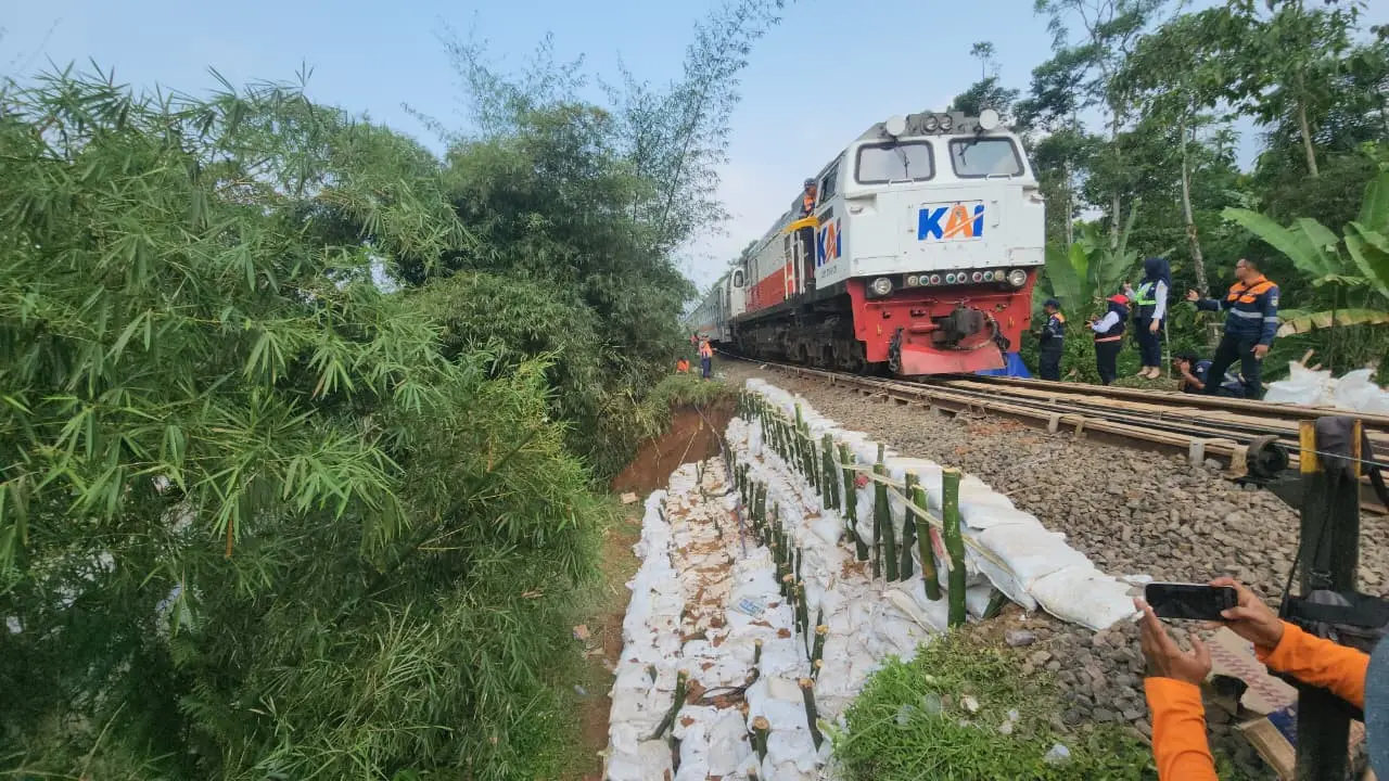 Perbaikan jalur kereta di Sukabumi