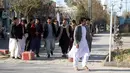 Siswa laki-laki tiba di Universitas Herat setelah universitas dibuka kembali di Herat, Afghanistan, Senin (6/3/2023). Larangan kuliah adalah salah satu dari beberapa pembatasan yang diberlakukan untuk perempuan sejak Taliban kembali berkuasa di Afghanistan pada Agustus 2021 dan telah memicu kemarahan global. (Wakil KOHSAR / AFP)