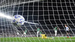 Hasil ini membuat Argentina masih bertengger di posisi teratas klasemen kualifikasi Piala Dunia 2026 zona CONMEBOL. Dengan 22 poin, Tim Tango unggul tiga angka dari Kolombia yang menempati posisi kedua. (AFP/Luis Robayo)