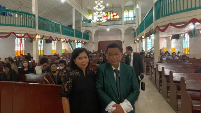 Rayakan Paskah, Ini 6 Momen Hotman Paris Kunjungi Makam Orang Tua di Kampung Halaman
