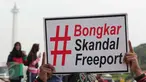 Sejumlah mahasiswa menggelar aksi teaterikal Skandal Freeport di bundaran Patung Kuda, Jakarta, Minggu (27/12/2015). Aksi tersebut sebagai bentuk sindiran kepada pemerintah terkait kasus Freeport. (Liputan6.com/Angga Yuniar)