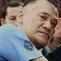 Aktor Tio Pakusadewo memeluk anaknya Nagra Kautsar sebelum sidang replik di PN Jakarta Selatan, Kamis (5/7). Pledoi atau nota pembelaan terdakwa Tio Pakusadewo ditolak seluruhnya oleh jaksa penuntut umum (JPU). (Liputan6.com/Immanuel Antonius)