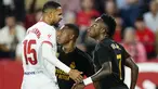 Penyerang Real Madrid Vinicius Junior berdebat dengan penyerang Sevilla Youssef En-Nesyri pada pekan ke-10 La Liga 2023/2024 di Ramon Sanchez Pizjuan, Minggu (22/10/2023) dini hari WIB. (AP Photo/Jose Breton)