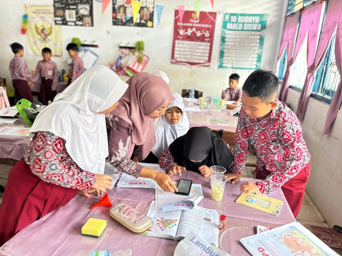Guru saat mengajar siswa di sekolah.