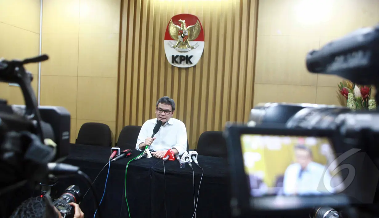 Plt Wakil Ketua KPK, Johan Budi saat memberikan keterangan pers terkait Suryadharma Ali di gedung KPK, Jakarta, Rabu (8/4/2015). KPK akan memanggil SDA kembali pasca ditolaknya tuntutan Praperadilan di PN Jaksel (Liputan6.com/Helmi Afandi)