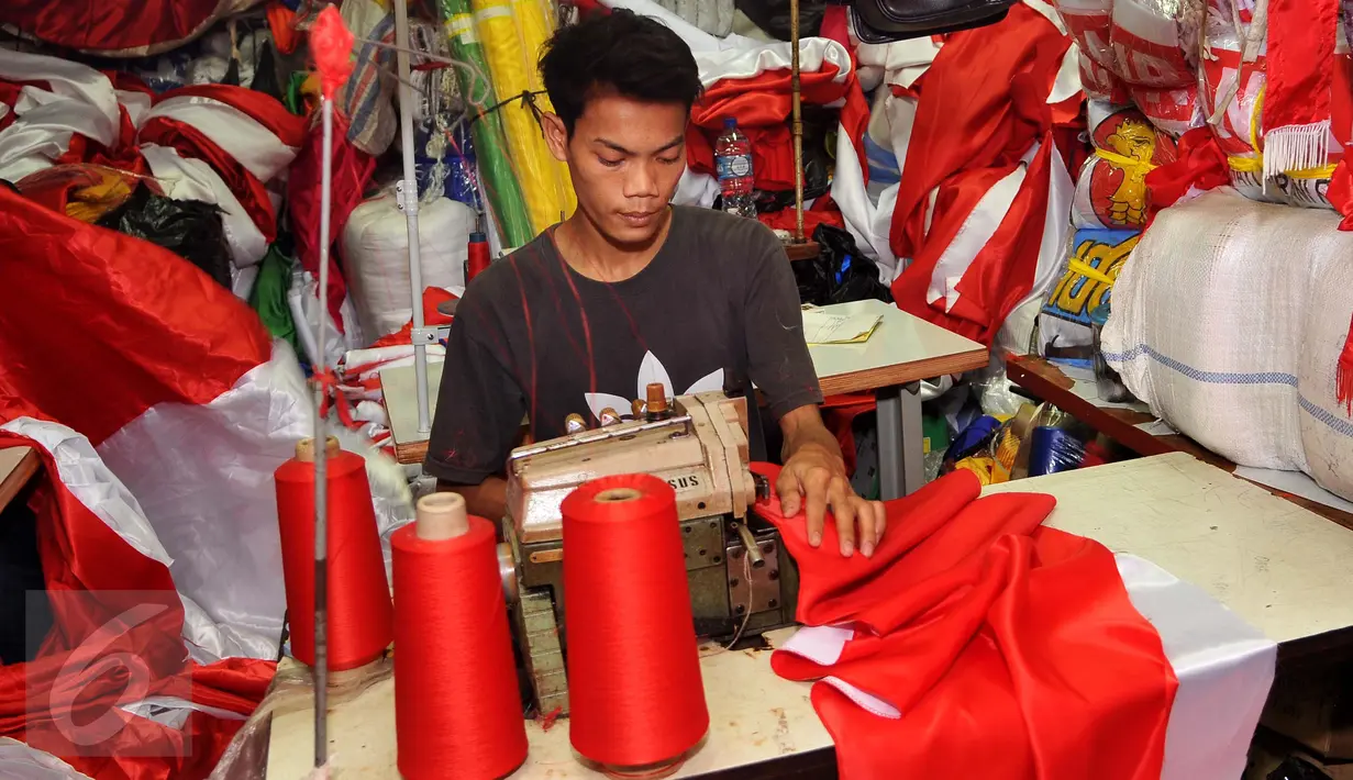 Penjahit menyelesaikan pembuatan Bendera Merah Putih di Pasar Senen, Jakarta, Rabu (3/8). HUT Kemerdekaan pada 17 Agustus mendatang, sejumlah konveksi dan perajin bendera serta atribut merah putih kebanjiran pesanan. (Liputan6.com/Gempur M Surya)