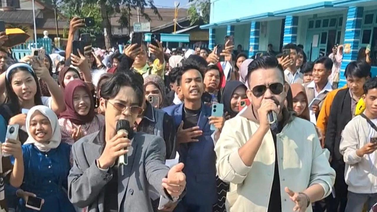 Fildan dan Arbil DA7 Tampil Menghibur Peserta Audisi D'Academy 8 Kota Medan