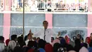 Presiden Joko Widodo memberi sambutan saat menemui ibu-ibu penerima program Membina Keluarga Sejahtera (Mekaar) di Garut, Jawa Barat, Jumat (18/1). Warga bisa mendapat pinjaman Rp 2 juta-Rp 10 juta dari program Mekaar. (Liputan6.com/Angga Yuniar)