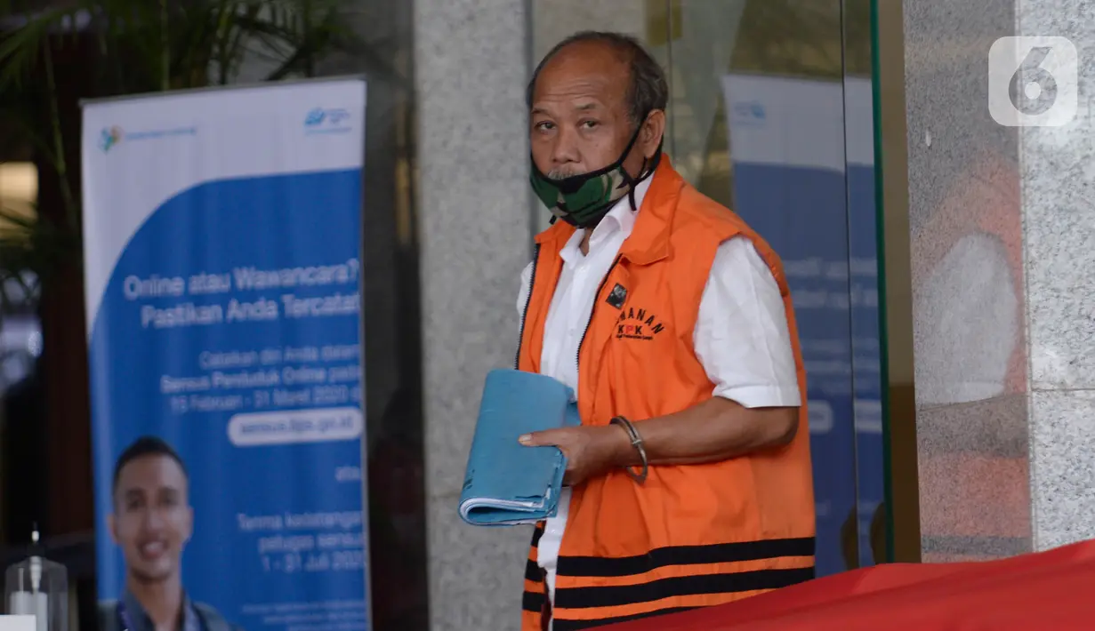 Mantan anggota DPRD Kota Bandung, Kadar Slamet keluar usai menjalani pemeriksaan oleh penyidik di Gedung KPK, Jakarta, Selasa (5/5/2020). Kadar diperiksa sebagai tersangka terkait dugaan korupsi pengadaan tanah untuk RTH di lingkungan Pemkot Bandung Tahun 2012-2013. (merdeka.com/Dwi Narwoko)