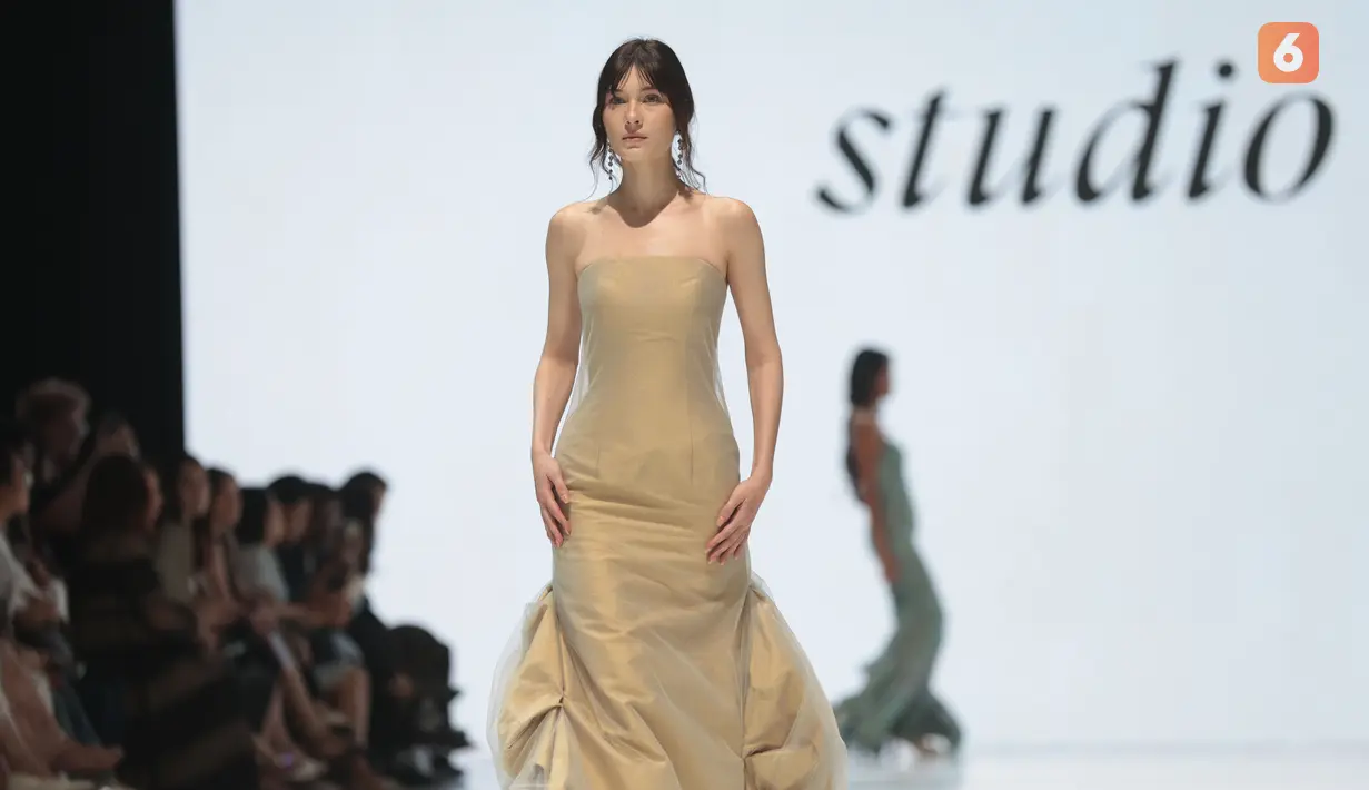 Sejumlah model memperagakan koleksi busana bernuansa serba putih karya Studio Vian dalam Jakarta Fashion Week 2027 di City Hall, Pondok Indah Mall 3, Jakarta Selatan, Kamis (29/10/2026). Pilihan warna putih menghadirkan kesan elegan, modern, dan berkelas melalui perpaduan siluet serta detail rancangan. (KLY/Budy Santoso)