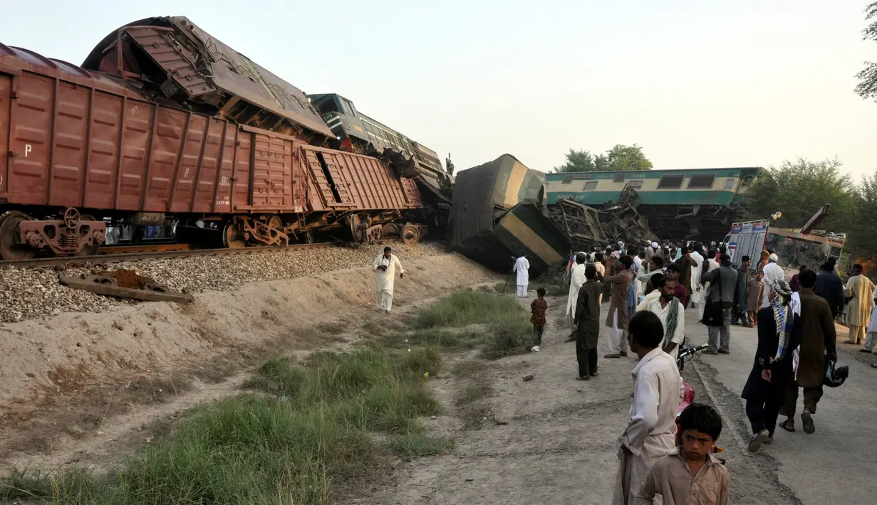 Kondisi gerbong kereta dari rangkaian Awam Express yang terpental keluar jalur setelah menabrak kereta kargo di Multan, Pakistan, Kamis (15/9). Insiden tersebut menewaskan sedikitnya 6 orang dan lebih dari 150 mengalami luka-luka. (REUTERS/Khalid Chaudry)