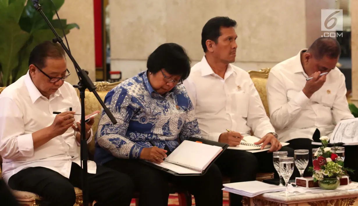Sejumlah menteri Kabinet Kerja menyimak arahan Presiden Joko Widodo atau Jokowi saat Sidang Kabinet Paripurna di Istana Negara, Jakarta, Senin (9/4). (Liputan6.com/Angga Yuniar)
