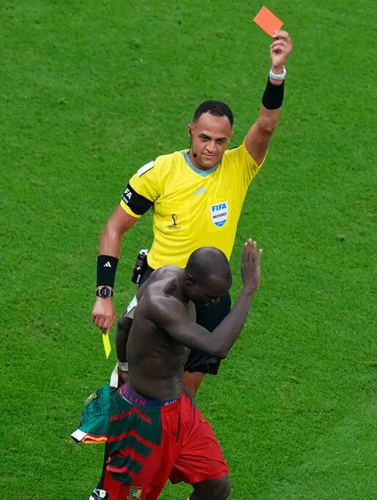 Pemain Kamerun Vincent Aboubakar mendapat kartu merah karena melepas kausnya setelah mencetak gol ke gawang Brasil pada pertandingan sepak bola Grup G Piala Dunia 2022 di Stadion Lusail, Lusail, Qatar, 2 Desember 2022. Kamerun menang 1-0 atas Brasil, namun tetap tak lolos ke babak selanjutnya. (AP Photo/Alessandra Tarantino)