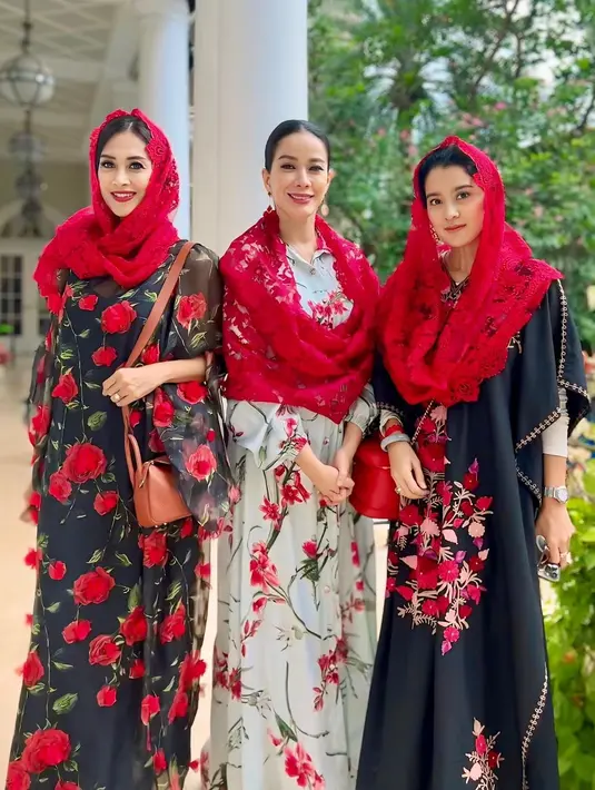 Saat hadiri pengajian, Marcella Zalianty tampil menawan dengan kaftan hitam bermotif bunga. Dipadukan dengan manset nude dan kerudung brukat berwarna merah. [@marcella.zalianty]