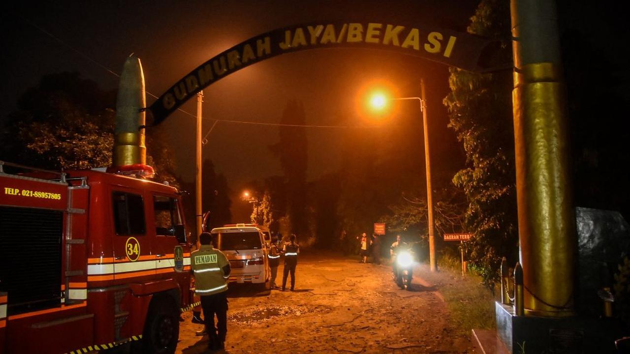 65 Ton munisi yang telah kedaluwarsa terbakar dan meledak di Gudang Munisi Daerah (Gudmurad) milik Yonarmed 07/155 GS Kodam Jaya TNI AD di Desa Ciangsana, Kabupaten Bogor, Jawa Barat.<br>