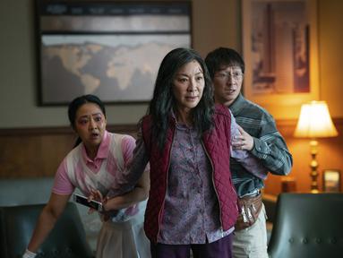 Michelle Yeoh (tengah) bersama Stephanie Hsu dan Ke Huy Quan saat beradegan di film Everything Everywhere All At Once. Michelle Yeoh yang berperan sebagai Evelyn Wang mendapatkan nominasi Piala Oscar pertamanya untuk kategori Best Actress di film tersebut.  (Allyson Riggs/A24 Films via AP)