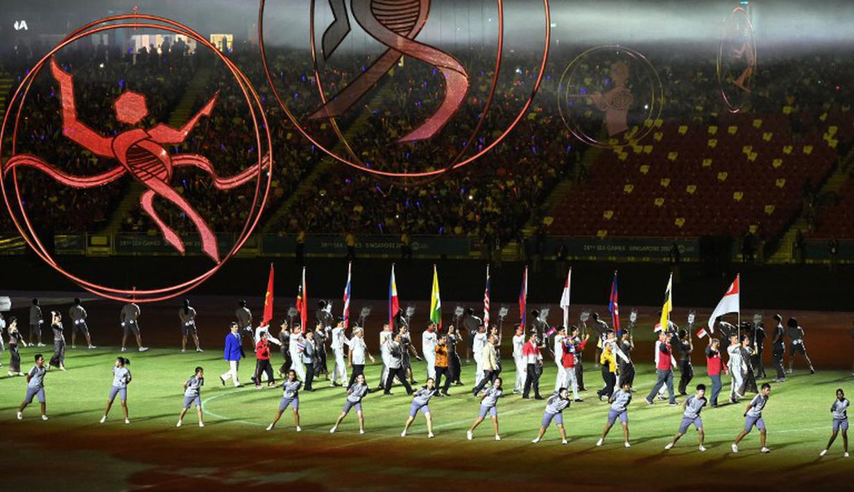 Meski sebagian besar atlet telah kembali ke negara masing-masing, beberapa atlet yang masih berada di Singapura turut hadir dalam penutupan SEA Games 2015. (AFP PHOTO/ROSLAN RAHMAN)