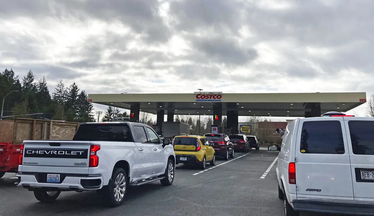 Mobil berbaris untuk mengisi bensin di Toko Costco, Lacey, Washington, Amerika Serikat, 7 Maret 2022. Harga bensin AS menembus USD 4 per galon atau naik ke level tertinggi sejak Juli 2008 imbas sanksi global atas Rusia karena menyerang Ukraina. (AP Photo/Ted S. Warren)