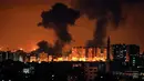 Kepulan asap terlihat membumbung dari Gaza City menyusul serangan udara Israel, Rabu (8/8). Sirene dibunyikan di beberapa daerah dekat perbatasan dengan Gaza, memperingatkan warga untuk mencari tempat perlindungan segera. (MAHMUD HAMS/AFP)