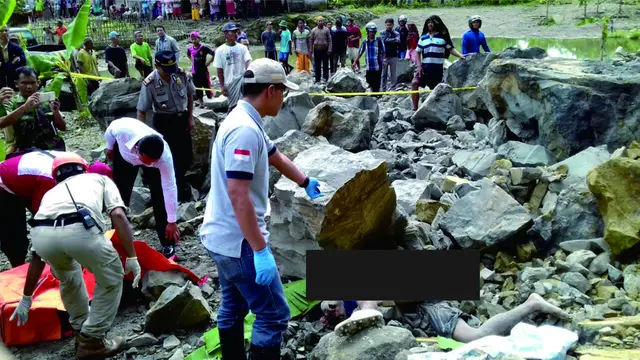 Petugas sempat kesulitan mengevakuasi jenazah penambang yang tertimbun batu besar. (Foto: Liputan6.com/Muhamad Ridlo)