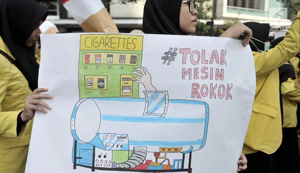 Spanduk imbauan mahasiswa Universitas Indonesia (UI) saat menggelar kampanye Bahaya Merokok di car free day (CFD), Jakarta, Minggu (6/5). Dalam aksinya, mahasiswa menolak RUU Pertembakauan. (Merdeka.com/Iqbal Nugroho)