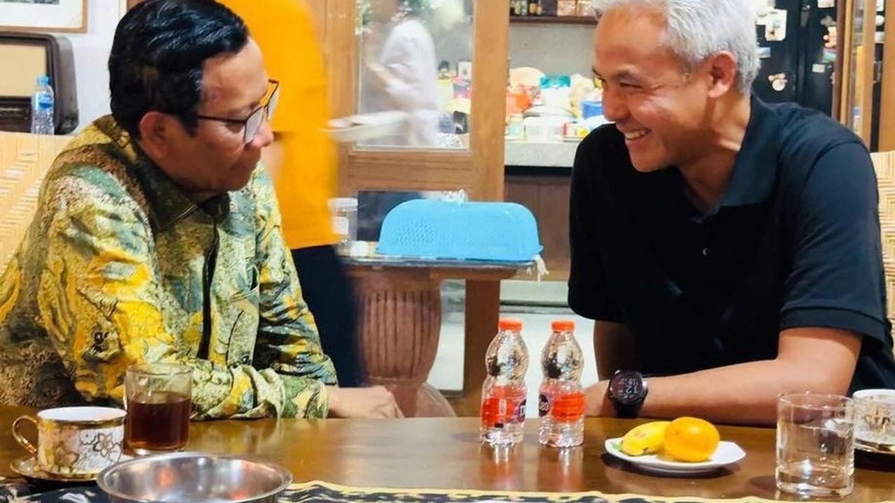 Calon wakil presiden (cawapres) nomor urut 3, Mahfud MD mengunggah foto di akun instagram pribadinya @mohmahfudmd makan bersama capres nomor urut 3, Ganjar Pranowo.