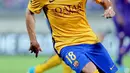 Bek Barcelona, Jordi Alba mengontrol bola saat bertanding melawan Fiorentina pada ajang International Champions Cup (ICC) 2015 di Stadio Artemio Franchi, Senin (3/8/2015). Fiorentina menang atas Barcelona dengan Skor 2-1. (AFP PHOTO/TIZIANA FABI)