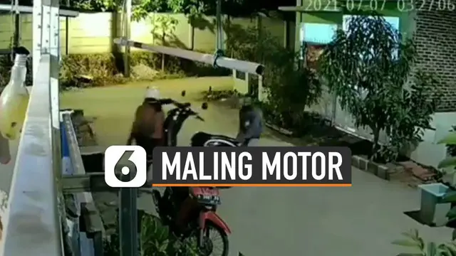 Terekam kamera cctv tiga orang pria menggotong sepeda motor warga perumahan Lebak Indah Griya Asri, Serang, Banten.