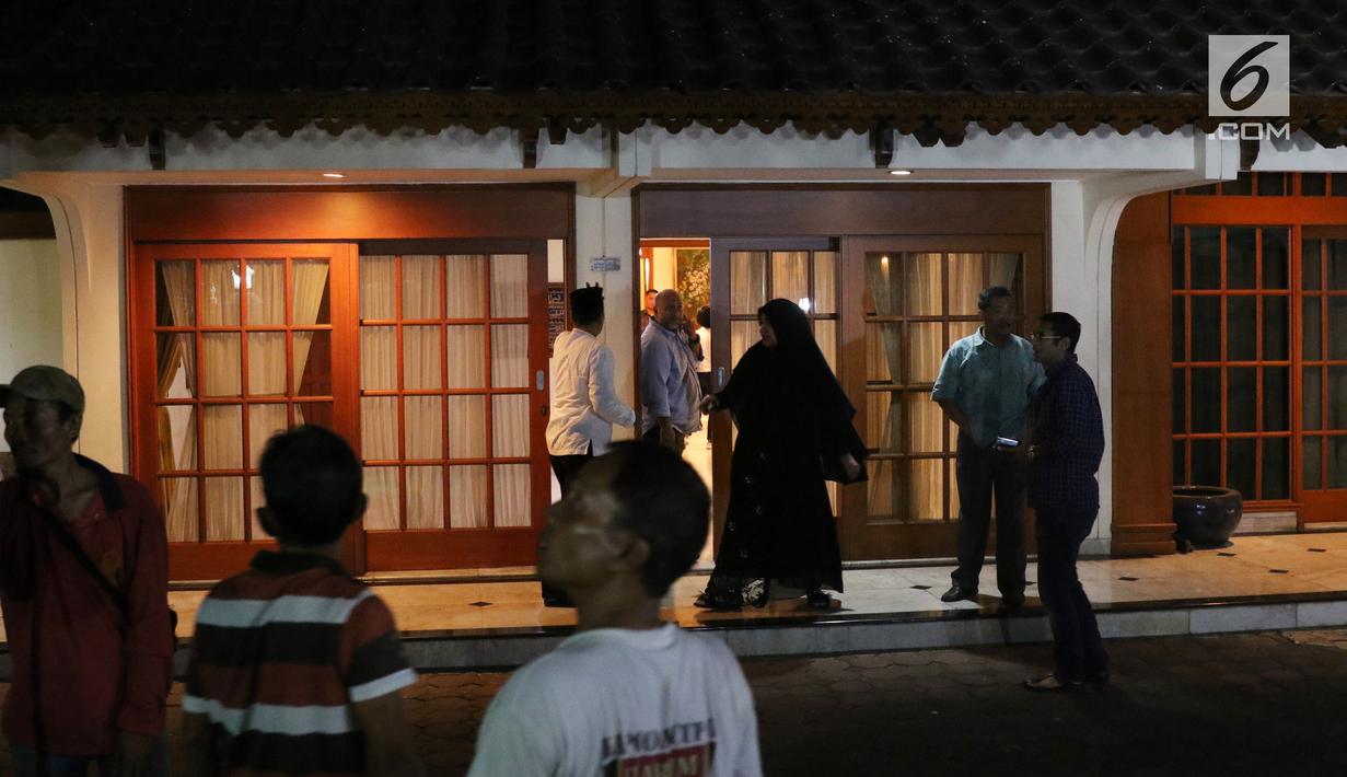 Sejumlah orang melakukan persiapan untuk menyambut jenazah almarhum Presiden RI ke-3 BJ Habibie di kediamannya di Patra Kuningan, Jakarta Selatan, Rabu (11/9/2019). BJ Habibie meninggal dunia setelah menjalani perawatan di RSPAD. (Liputan6.com/Angga Yuniar)