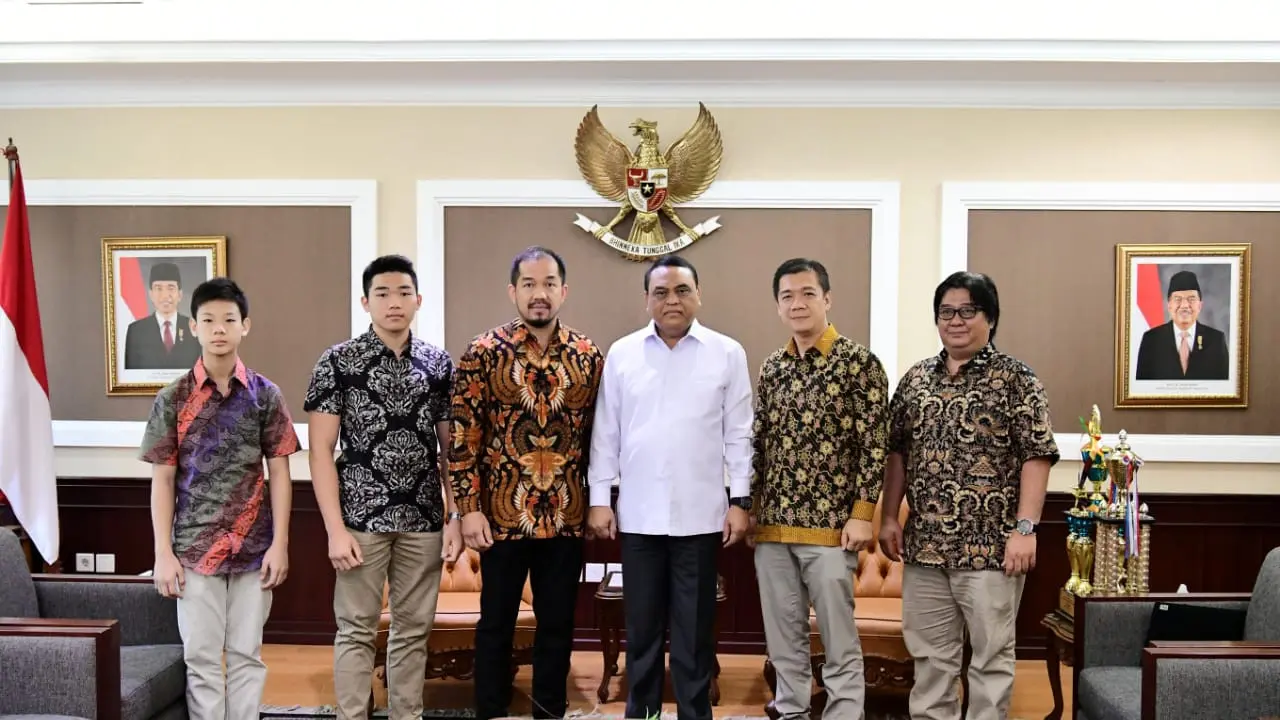 Menteri PAN-RB Syafruddin menerima dua karateka muda yang memenangi kejuaraan Asian Pacific Championship di Myanmar pada 23 Juli 2019. (Istimewa)