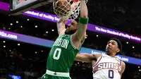 Dunk pemain Celtics Jayson Tatum saat melawan Suns pada laga NBA 2024/2025 (AFP)
