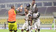 Andritany Ardhiyasa, Fabio Calonego, dan Allano merayakan gol yang dicetak Maxwell ke gawang Dewa United dalam laga pekan keempat BRI Super League 2025/2026 yang digelar di Banten International Stadium, Jumat (29/8/2025). (Bola.com/Abdul Aziz).