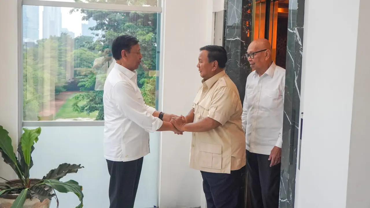 Calon Presiden nomor urut 2, Prabowo Subianto mengunjungi Dewan Pembina Tim Kampanye Nasional (TKN) Prabowo-Gibran, Jenderal TNI (Purn) Wiranto