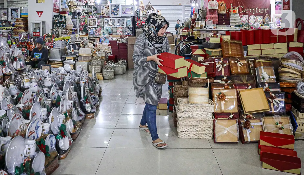 Untuk harga hampers dan parsel di kawasan ini dijual dengan harga mulai dari Rp 150 ribu untuk parsel berupa makanan. (Liputan6.com/Faizal Fanani)
