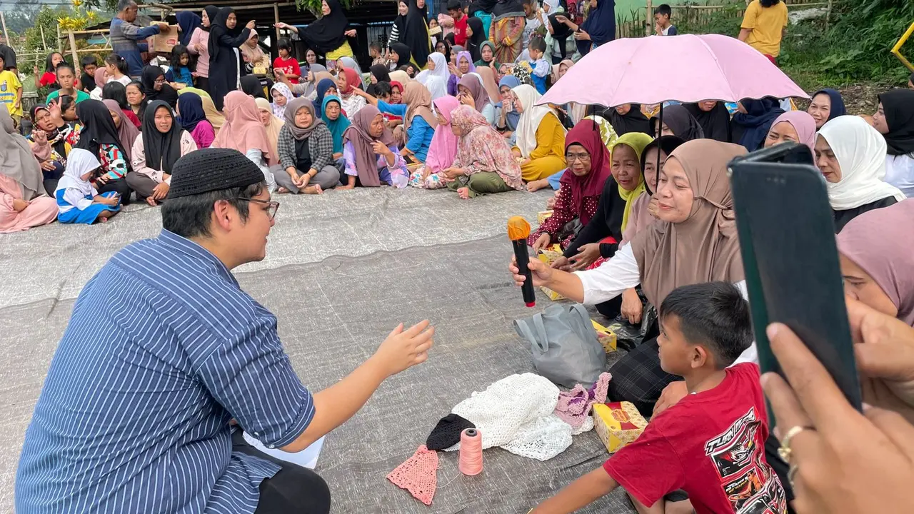 Anggota Komisi IV  RI Ravindra Airlangga di sela kunjungan kerjanya di kelurahan Cisarua, Kabupaten Bogor, Kamis, 16 November 2023. (Istimewa)