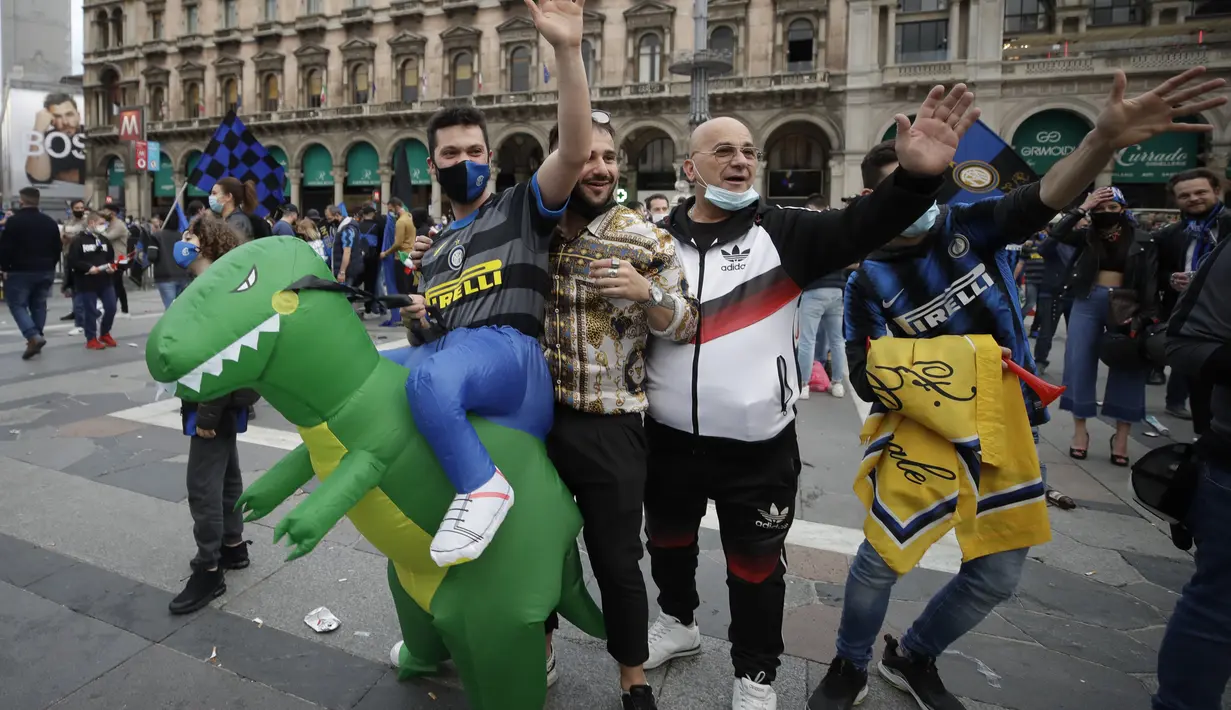 Suporter Inter Milan merayakan dan meneriakkan slogan-slogan di alun-alun Piazza Duomo di depan katedral gotik di Milan, Italia (2/5/2021). Gelar ini juga menjadi scudetto keempat Conte dalam kariernya sebagai pelatih, di mana tiga sebelumnya diraih bersama Juventus. (AP Photo/Luca Bruno)