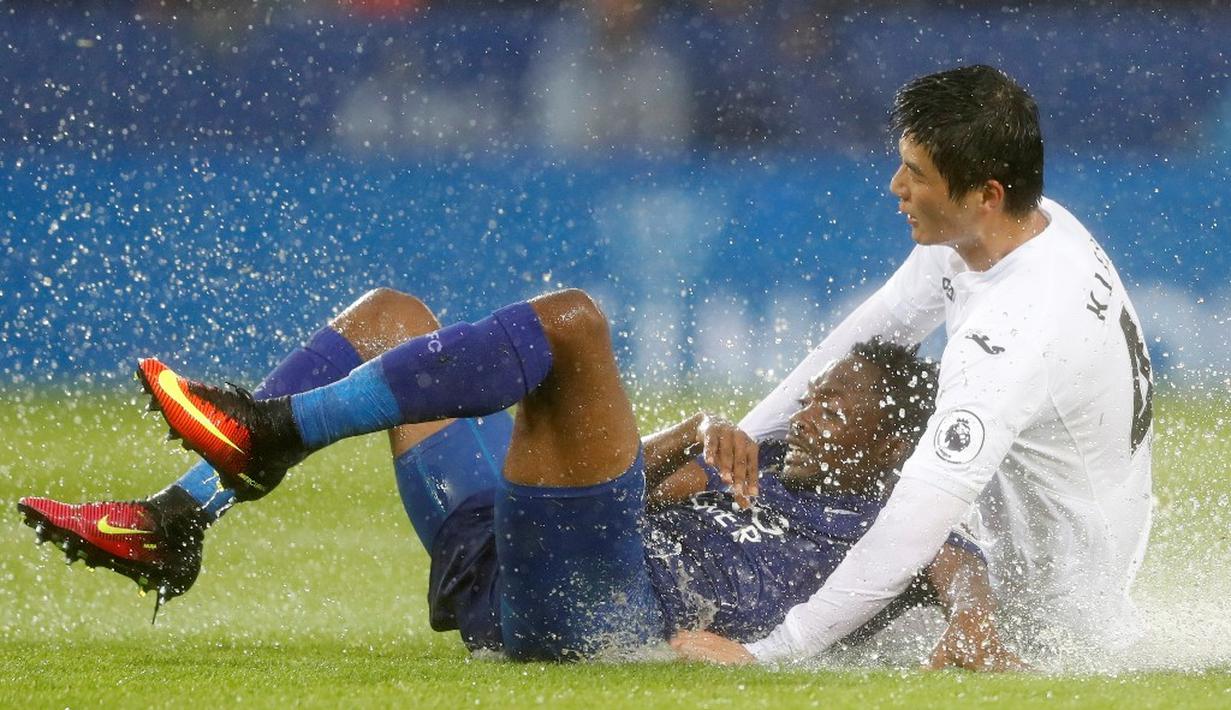 Pemain Leicester City, Ahmed Musa (kiri), berebut bola dengan pemain Swansea City, Ki Sung Yueng, dalam laga Premier League di King Power Stadium, Sabtu (27/8/2016). (Action Images via Reuters/Carl Recine)