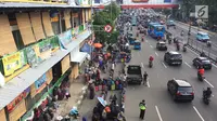 PKL dan parkir liar memadati trotoar serta bahu jalan di kawasan Pasar Senen, Jakarta, Kamis (7/2). Selain mengganggu pejalan kaki, kondisi tersebut juga menghambat arus lalu lintas. (Liputan6.com/Immanuel Antonius)