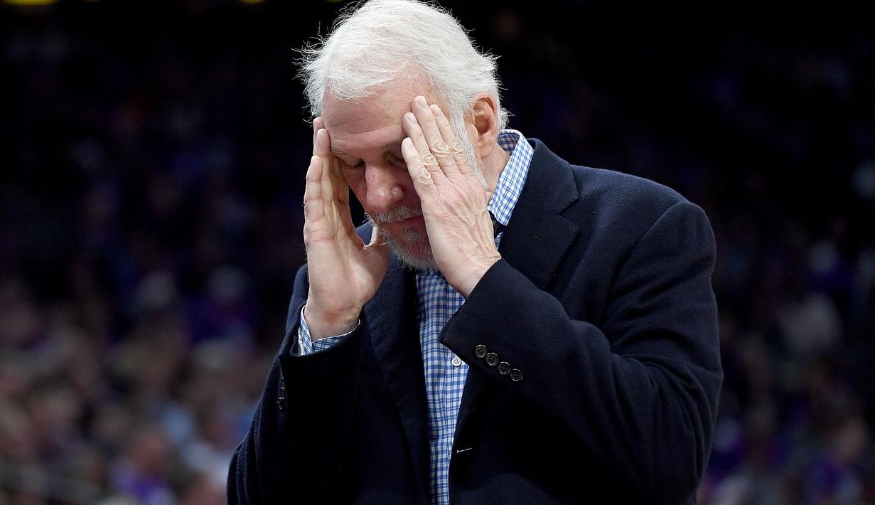 Pelatih San Antonio Spurs, Gregg Popovich kecewa saat timnya kesulitan mencetak poin di game kedua ketika melawan Sacramento Kings pada ajang NBA di Golden 1 Center, Sacramento, California, Kamis (27/10/2016). (AFP/Thearon W. Henderson/Getty Images)