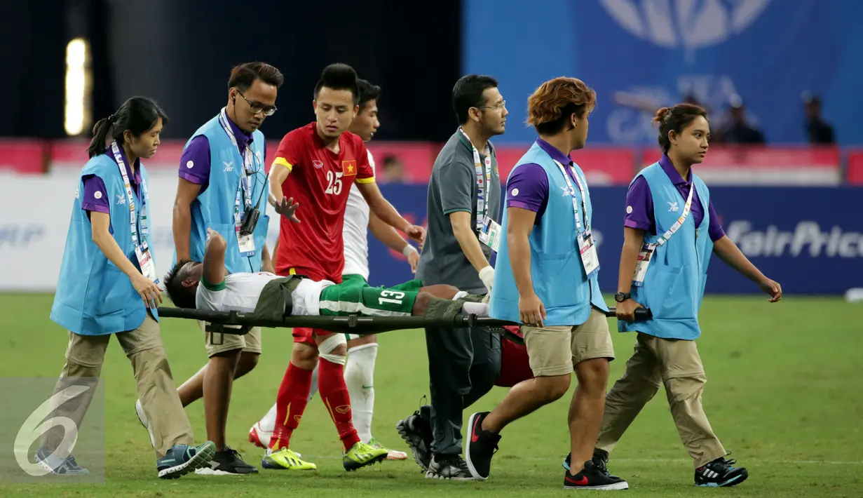 Bek timnas Indonesia U-23, M Abduh Lestaluhu ditandu keluar lapangan saat berlaga melawan Vietnam diperebutan tempat ketiga Sepak Bola SEA Games 2015 di National Stadium Singapura (15/6/2015). Indonesia kalah 0-5. (Liputan6.com/Helmi Fithriansyah)