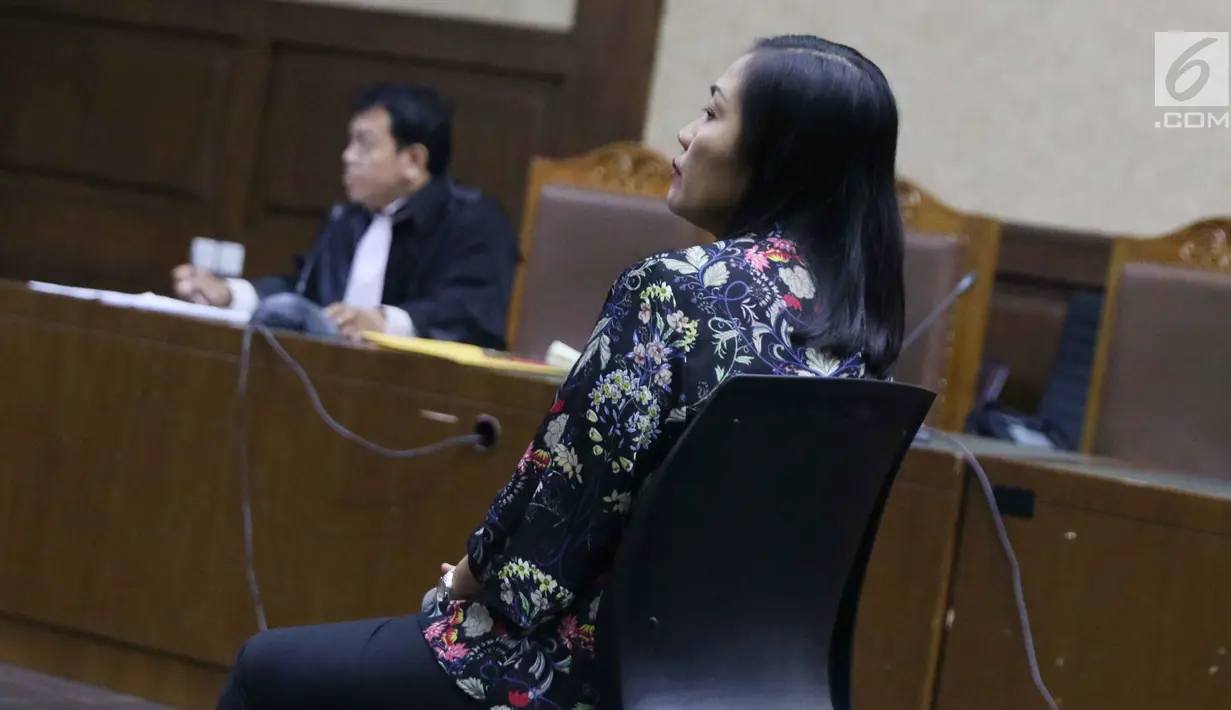 Direktur Keuangan PT Inersia Ampak Engineer (IAE), M Indung Andriani saat menjalani sidang pembacaan putusan sela di Pengadilan Tipikor, Jakarta, Rabu (11/9/2019). Sebelumnya, JPU KPK mendakwa M Indung Andriani menjadi perantara suap untuk Bowo Sidik Pangarso. (Liputan6.com/Helmi Fithriansyah)