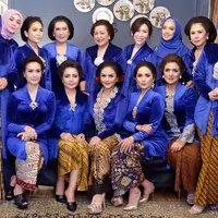 Terbaru, Krisdayanti dang eng kepompongnya ini melakukan sesi foto yang bertema Kartini. Mereka kompak memakai kebaya berwarna biru, lengkap dengan sanggul khas Jawa dan makeup tebalnya.  (Foto: Instagram)