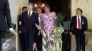 Presiden Ukraina Petro Poroshenko berbincang bincang dengan Sultan HB X di kraton kesultanan Yogyakarta, (6/8). Usai ke kraton, Petro Poroshenko rencananya akan mengunjungi Candi Borobudur dan Prambanan. (Liputan6.com/Boy Harjanto)