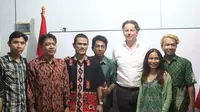 Menteri Luar Negeri Belanda Bert Koenders menyempatkan diri datang ke Sekretariat Nasional Persaudaraan Korban Napza Indonesia (PKNI)