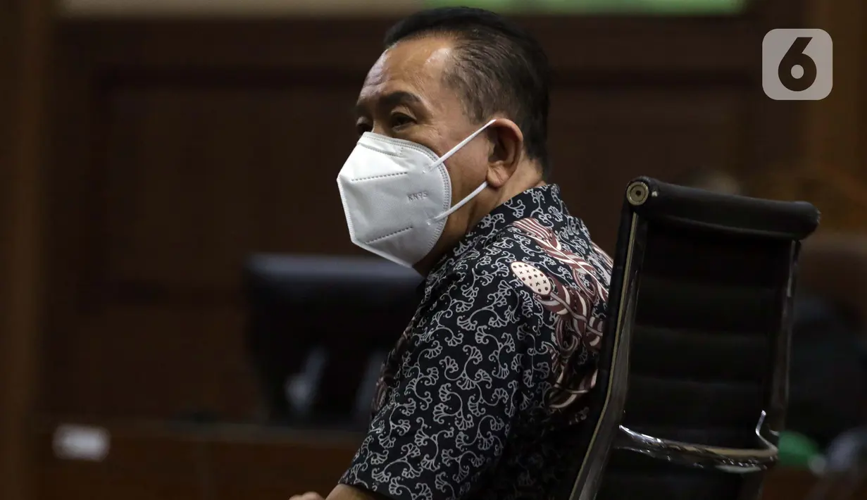Terdakwa suap pengurusan fatwa MA serta penghapusan nama terpidana pengalihan hak tagih Bank Bali dari daftar red notice Polri, Djoko S Tjandra saat menjalani sidang tuntutan di Pengadilan Tipikor Jakarta, Kamis (4/3/2021). Djoko Tjandra dituntut 4 tahun penjara. (Liputan6.com/Helmi Fithriansyah)