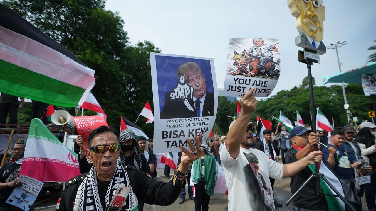 FOTO: Massa Aksi di Kedubes Amerika Serikat Mengecam Serangan ke Iran