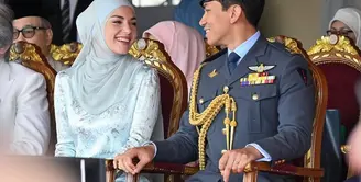 Ini jadi kali pertama Anisha Rosnah rayakan Hari Kemerdekaan Brunei Darussalam sebagai istri Pangeran. Ia pun terlihat anggun dengan gaya khas bangsawan dalam busana santun [@tmski]