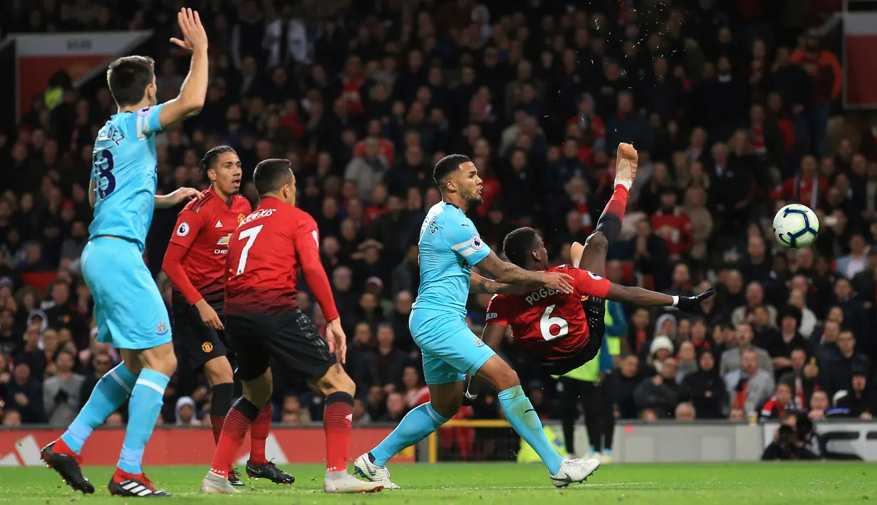 Gelandang Manchester United, Paul Pogba berusaha menendang bola ke gawang Newcastle United saat bertanding pada lanjutan Liga Inggris di stadion Old Trafford (6/10). MU menang tipis atas Newcastle 3-2. (AP Photo/Jon Super)