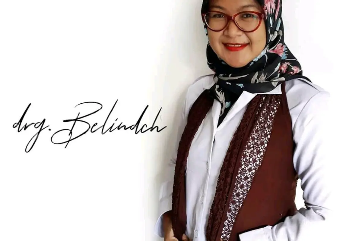 drg. Belinda Chandra Hapsari merupakan Lulusan Fakultas Kedokteran Gigi Universitas Gajah Mada, saat ini sedang bertugas di Puskesmas Kramat, Kabupaten Tegal, dan salah seorang anggota tim dari KORTUGI (Korban Tukang Gigi). Sumber: Dokumentasi Pribadi