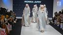 Model mengenakan busana rancangan  Monika Jufry menampilkan 8 busana saat Muslim Fashion Festival (MUFFEST) 2019 di JCC, Jakarta, Jumat (3/5/2019). MUFFEST 2019 melalui Bekraf membuat Indonesia Trend Forecasting 2019/2020 dengan tema "Sigularity sebagai acuan. (Liputan6.com/Herman Zakharia)